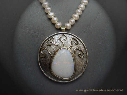 Milchopal, extravagant in Gold und Silber gefasst