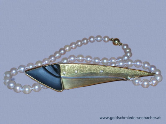 Goldbrosche