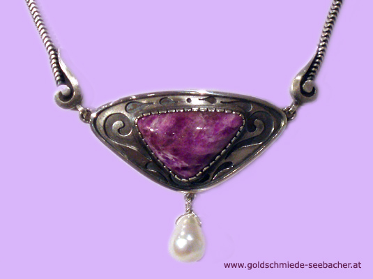Silbertrachtencollier mit Sugilith