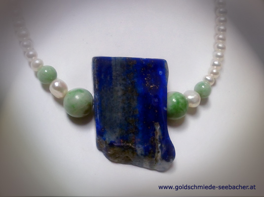 Perlenkette mit Lapis