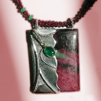 Collier in Silber mit Rubin, Smaragd und Granat