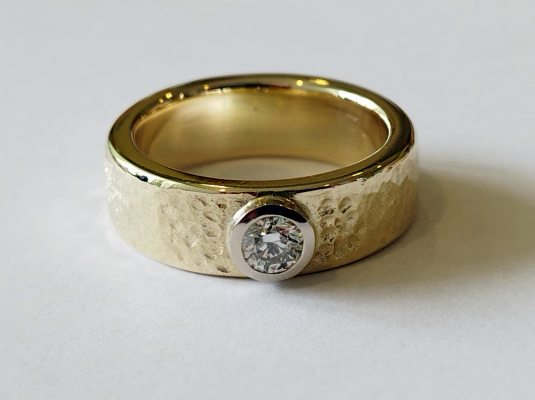 Goldring mit Brillant